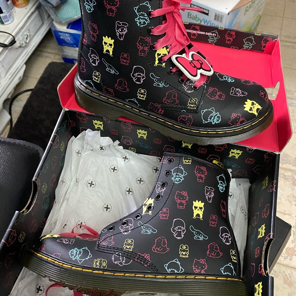 Kids hello kitty and friends dr martens boots